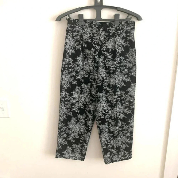 NEW YORK CITY FLORAL BLACK AND WHITE HIGH RISE CROPPED PANTS SIZE 10 - Picture 2 of 6